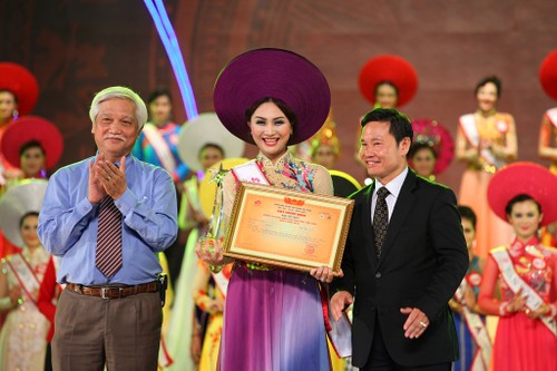 Hình ảnh đêm chung kết Hoa hậu Dân tộc 2013  - ảnh 8